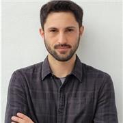 Licenciado en Artes Electrónicas, conocimientos de la historia de la música, tecnología y arte contemporáneo